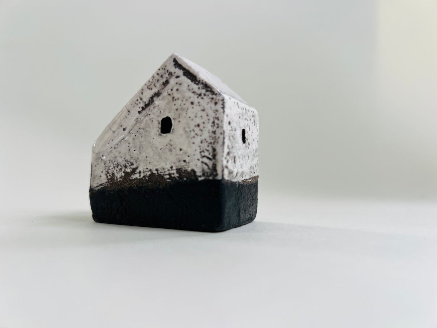 Large Croft House - White/Black